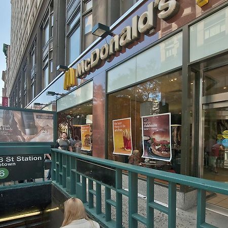 Mid Town East Street Apartments Next To Times Square New York Bagian luar foto