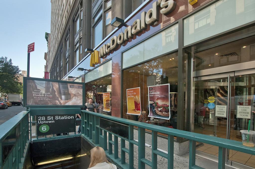 Mid Town East Street Apartments Next To Times Square New York Bagian luar foto