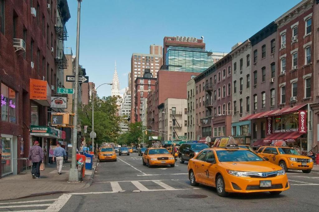 Mid Town East Street Apartments Next To Times Square New York Bagian luar foto