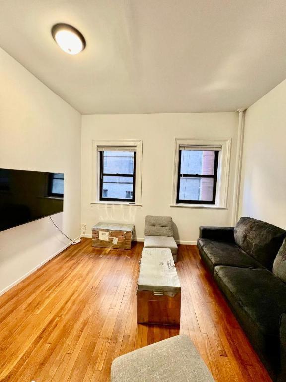 Mid Town East Street Apartments Next To Times Square New York Bagian luar foto